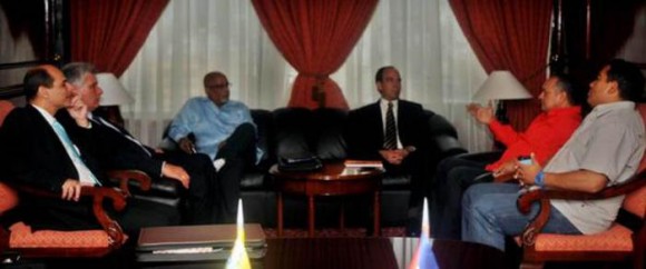 El Primer Vicepresidente de los Consejos de Estado y de Ministros de Cuba y la delegación que lo acompaña, sostienen un encuentro con el presidente de la Asamblea Nacional de la República Bolivariana de Venezuela Foto: Omara García (AIN)