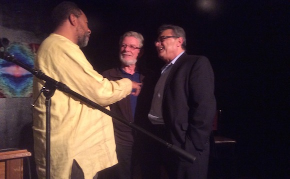 De izquierda a derecha, James Earley, Robert Gild y Armando García en "Busboys and Poets", este lunes.