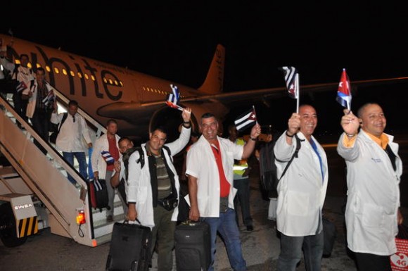 Arriban a Cuba, médicos y licenciados en enfermería, procedentes de Liberia y Sierra Leona, que se encontraban en el África Occidental combatiendo la epidemia del Ébola , en el aeropuerto internacional Juan Gualberto Gómez, en Matanzas, el 23 de marzo de 2015. Foto: Marcelino VÁZQUEZ HERNÁNDEZ/ AIN