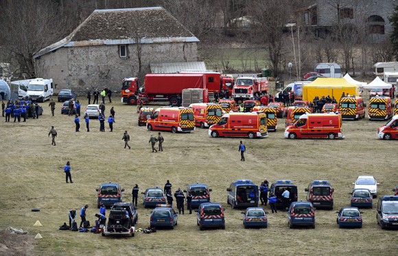 Personal de emergencias y agentes de la policía francesa en Seyne (Francia) cerca del lugar donde se ha estrellado el Airbus A320. Foto: Boris Horvat