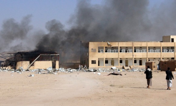Cortina de humo sale de una base militar tras ataque aéreo de Arabia Saudita en Houthi, Yemen. Foto: Reuters