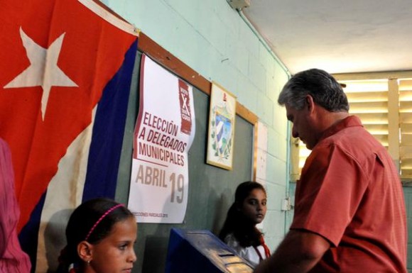 Miguel Diaz-Canel Bermúdez, miembro del Buro Político del Partido Comunista de Cuba y Primer vicepresidente de los Consejos de Estado y de Ministros, ejerció su derecho al voto en el colegio electoral número 1, de la circunscripción número 6, en el municipio Playa, en La Habana, el 19 de abril de 2015. AIN FOTO/Marcelino VAZQUEZ HERNANDE
