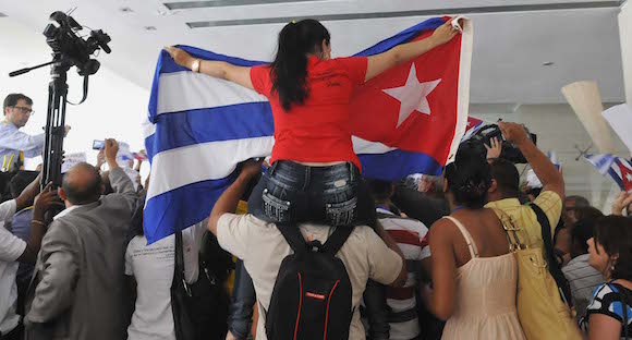 Enfrentamiento de la delegación cubana a los foros con los mercenarios cubanos en el lobby del hotel Panamá. Foto: Juvenal Balán/ Granma