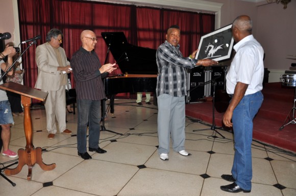 El maestro José Luis Cortés recibió en la tarde del miércoles el título al mérito artístico que otorga la Universidad de las Artes de Cuba. Foto: Marianela Dufflar