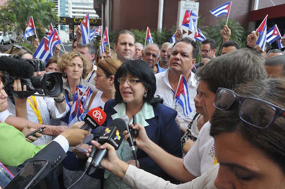 La delegación cubana a los Foros, dio a conocer la declaración final de la delegación cubana en la voz de Rosa María Pérez Gutiérrez, presidente de la Asociación de Comunicadores de Cuba. Foto: Juvenal Balán/ Cubadebate