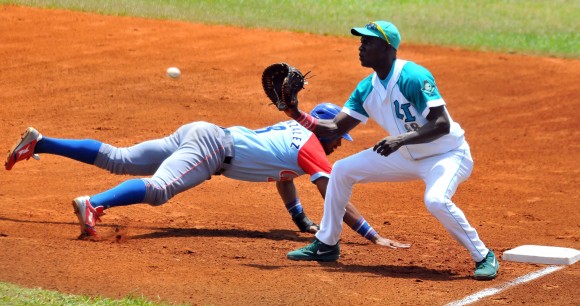 Venció la Isla a Ciego en 11 innings 7-6. Foto: Ricardo López Hevia / Granma / Cubadebate