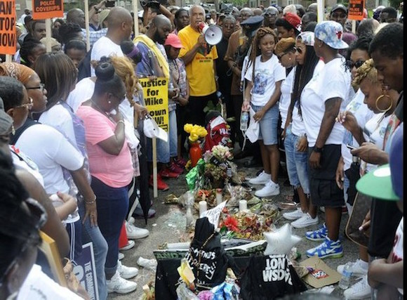 Habitantes de Ferguson realizaron marchas en agosto tras la muerte de Michael Bronw, joven afroamericano que murió a manos de agentes blancos. Foto: Ap / Archivo