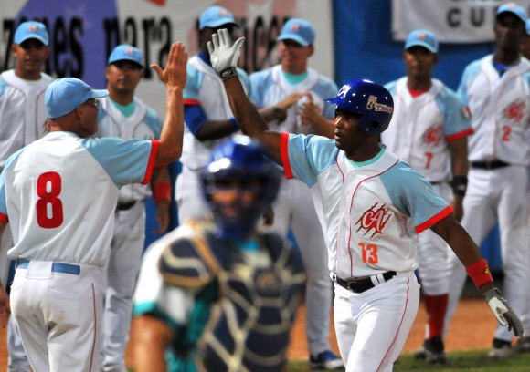 Yoelvis Fiss con su jonrón con las bases llenas decidió el primer juego de la final. Foto: Ricardo López Hevia / Cubadebate
