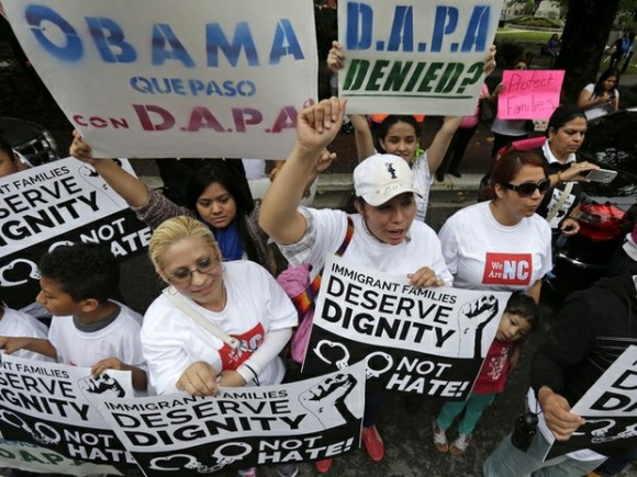 Manifestantes inmigrantes protestan a las afueras de la corte de apelaciones de Nueva Orleáns, donde se discuten las medidas migratorias de Obama. Foto: Ap