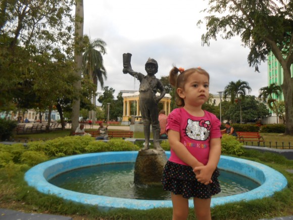 Niña frente al niño de la bota en el Parque Leoncio Vidal de Santa Clara. Foto: Julio A. Valdés Méliz / Cubadebate