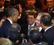 Raúl y Obama saludo en Panamá. Foto : AFP