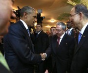 Raúl y Obama saludo en Panamá. Foto:AFP