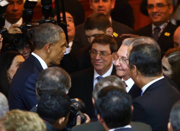 Raúl y Obama saludo en Panamá. Foto : AFP