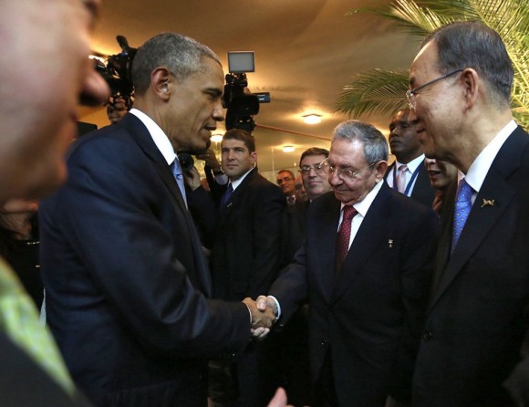 Raúl y Obama saludo en Panamá. Foto:AFP