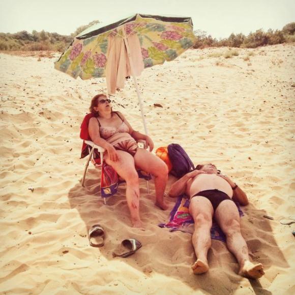 'Un día en la playa de Turi Calafato. La imagen fue tomada en Sicilia mientras trabajaba en el proyecto de un documental que se centraba en la vida de las playas sicilianas durante los meses de verano.