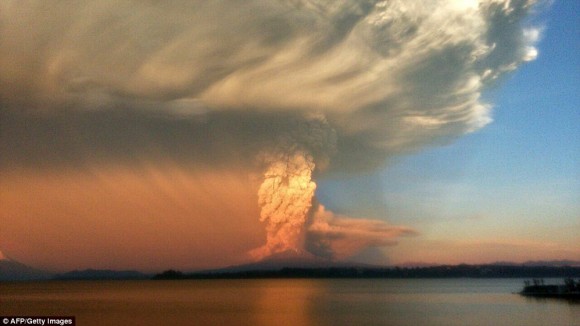 Así fue la erupción del volcán Calbuco en Chile, que afecta parte de Argentina. Foto: Daily Mail.