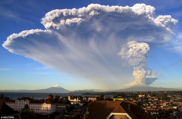 Así fue la erupción del volcán Calbuco en Chile, que afecta parte de Argentina. Foto: Daily Mail.