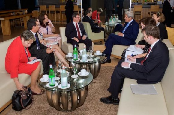 El Canciller cubano Bruno Rodríguez y el Secretario de Estado norteamericano John Kerry se reunieron esta noche en Panamá, 9 de abril de 2015. Foto: Twitter del Departamento de Estado