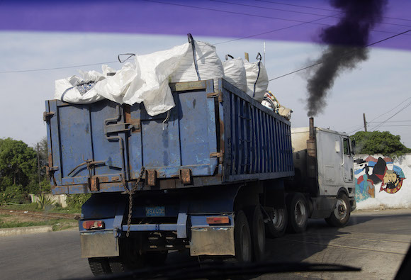 Camión de materias primas riega su cargamento por la vía pública. Foto: Ismael Francisco/ Cubadebate