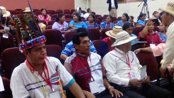 En la Cumbre de los Pueblos, esperando por Evo Morales. Foto: Ismael Francisco/ Cubadebate