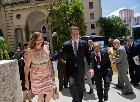 El gobernador de Nueva York, Andrew Cuomo, afirmó este lunes en La Habana que las relaciones plenas entre Cuba y Estados Unidos son el camino para discutir no solo aquellos asuntos en los que estamos de acuerdo, sino también nuestras divergencias. Foto: AP
