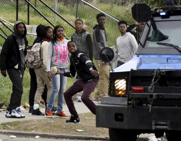 Según el portavoz de la policía de Baltimore, Eric Kowalczyk, un grupo de "intolerables criminales", predominantemente jóvenes, comenzaron en horas de la tarde a atacar "sin provocación previa" a los agentes, que sufrieron lesiones "de consideración”. Foto: Boston Globe