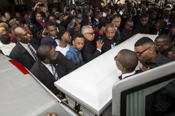 El último adiós a Freddie Gray, el joven afroamericano que murió el 19 de abril bajo custodia policial en Baltimore, Maryland, se convirtió este lunes en un nuevo clamor contra los prejuicios y abusos de la policía de Estados Unidos contra la población negra. Foto: Boston Globe