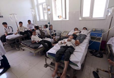 En la foto, estudiantes afganos son atendidos en un hospital caer enfermos en la provincia de Herat. Foto: Mohammad Shoib/Reuters