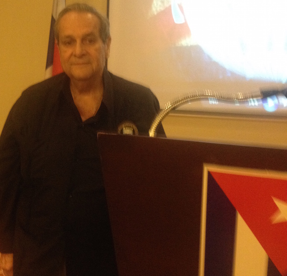 Félix Rodríguez en conferencia de prensa en el Hotel Marriot, del Mutiplaza de Ciudad Panamá. 