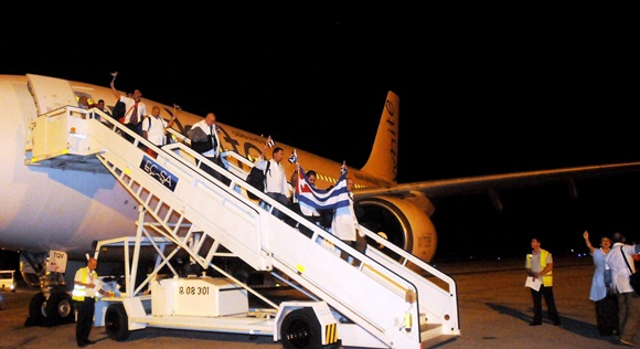 Un total de 54 Colaboradores médicos cubanos que se encontraban en Sierra Leona, combatiendo el Ebola, regresan a la patria tras finalizar su misión satisfactoriamente, por el Aeropuerto de Varadero, en Matanzas, Cuba, el  el 1 de abril del 2015.  AIN FOTO/Oriol de la Cruz ATENCIO/
