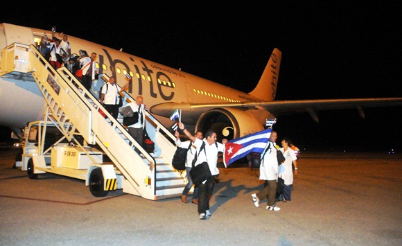 Un total de 54 Colaboradores médicos cubanos que se encontraban en Sierra Leona, combatiendo el Ebola, regresan a la patria tras finalizar su misión satisfactoriamente, por el Aeropuerto de Varadero, en Matanzas, Cuba, el  el 1 de abril del 2015.  AIN FOTO/Oriol de la Cruz ATENCIO/