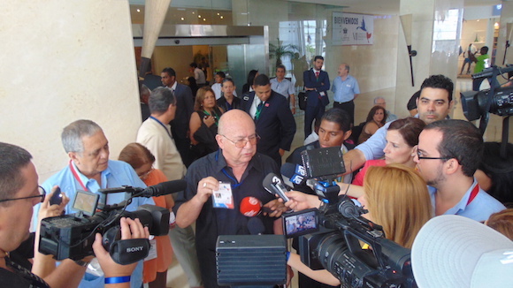 Miguel Barnet ofrece declaraciones a la prensa. Foto: Cubadebate