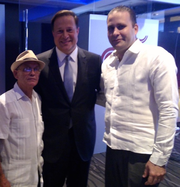 El Reverendo Raúl Suárez y Luis Morlote, vicepresidente de la UNEAC, junto al Presidente Juan Carlos Varela, en los estudios de CNN en Panamá. Foto: Cubadebate