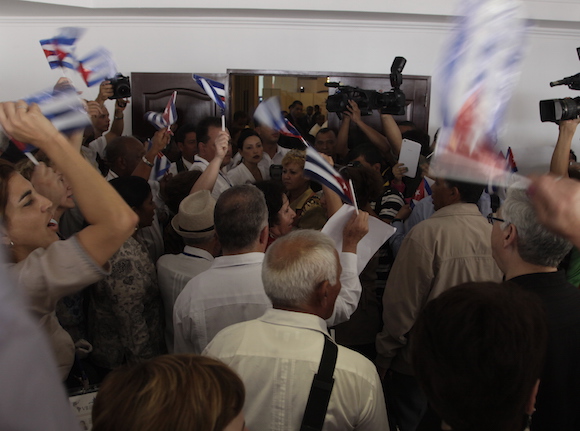 Protestas por la exclusión de representantes de Cuba en el Foro Social. Foto: Ismael Francisco/ Cubadebate