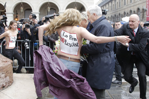 Activistas de Femen irrumpen en un acto en el que participaba la presidenta del Frente Nacional de Francia, Jean Marine Le Pen, durante las celebraciones del Primero de Mayo, en París, Francia.