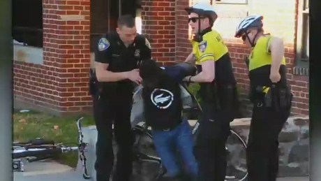 El arresto de Freddie Gray. Foto tomada de CNN ha provocado nuevas medidas del gobierno norteamericano