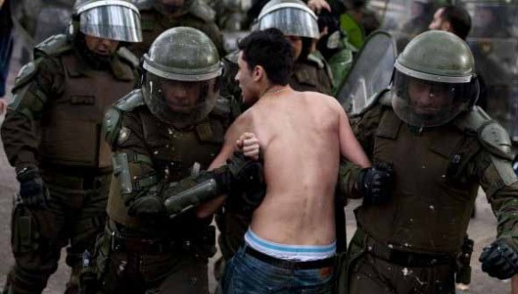 Carabineros ha estado en la mira pública por el protocolo del uso de sus Fuerzas Especiales en manifestaciones públicas AFP.