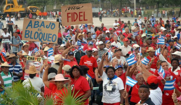 Desfile por el Primero de Mayo, Día del Proletariado Mundial, en la Plaza de la Revolución Antonio Maceo, en Santiago de Cuba, el 1ro. de mayo de 2015. AIN FOTO/Miguel RUBIERA 