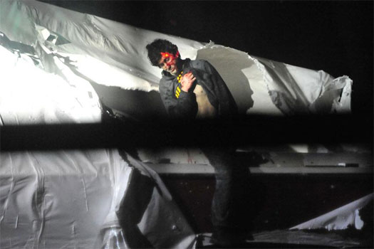 Dzhokhar Tsarnaev desciende del bote donde permaneció escondido por varias horas, tras ser descubierto por la policía. Foto: AP