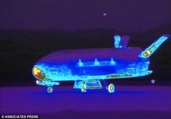 El X-37B en una imagen infrarroja capturada en la Base Aérea de Vandenberg. Foto: AP