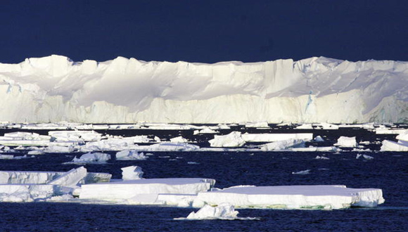El crecimiento del nivel del mar se debe a que los hielos de la Antártida y la zona de Groenlandia se derrite. Foto: Tomada de www.elconfidencial.com
