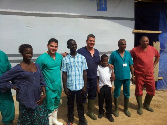 El médico de Jaruco Rotceh Ríos con los primeros pacientes egresados en hospital cubano en Sierra Leona. Foto cortesía del Dr. Ríos