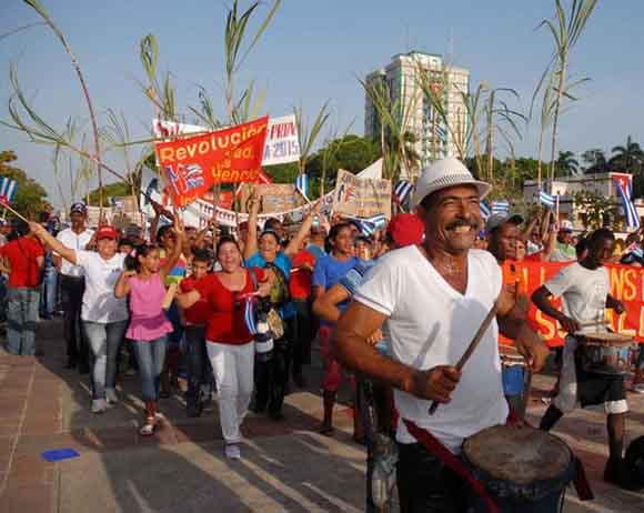Desfile por el Primero de Mayo en la Plaza de la Revolución Mayor General Calixto García Iñiguez, de la ciudad de Holguín. Foto: AIN