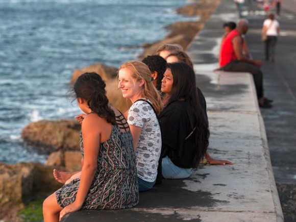 Estudiantes norteamericanos en el Malecón de la Habana. Foto: Clem Murray / The Philadelphia Inquirer
