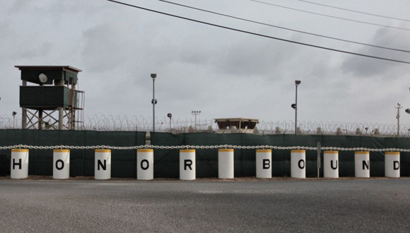 El exterior del Campo Delta con un emblema que se ve a lo largo de la base de Guantánamo: ‘Honor Bound’ (Obligación de Honor). Fue un campo con celdas de prisioneros en los primeros años del penal. Ahora acoge un centro médico y varios edificios administrativos.