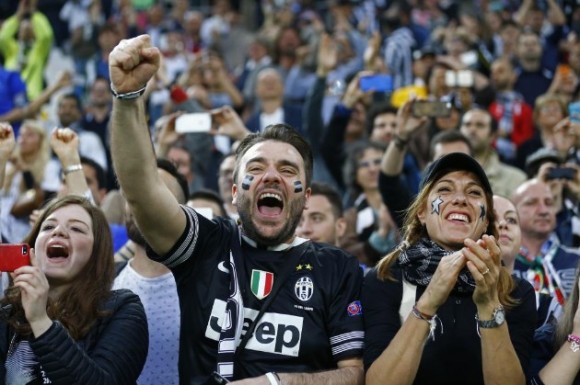 La afición disfruta de la victoria en Turín. Foto tomada de MARCA