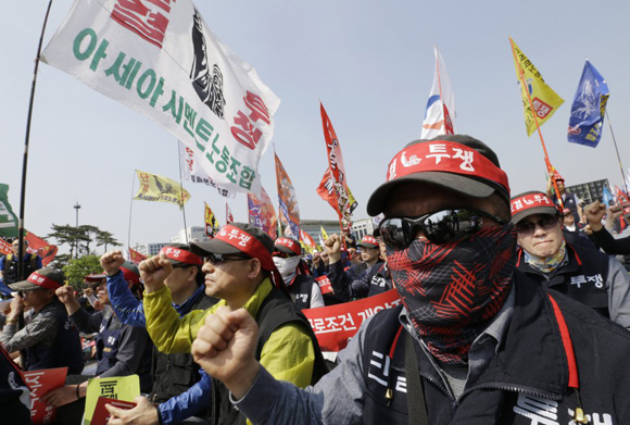 Los miembros de la Federación de Sindicatos de Corea durante la marcha en Seúl (Corea del Sur). Miles de trabajadores exigen mejores condiciones de trabajo y que las empresas eviten los contratos temporales.