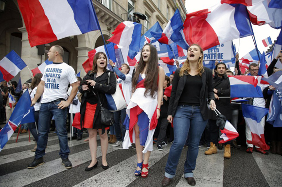 Marcha por las calles de París de los seguidores del Frente Nacional de Francia.
