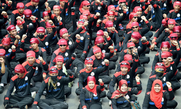 Miles de trabajadores indonesios participan en los actos conmemorativos del Día del Trabajo en Yakarta, Indonesia.