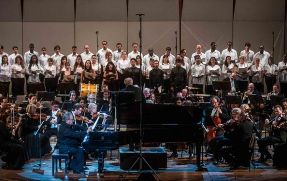 El pianista cubano Frank Fernández, junto a músicos de de la Orquesta Sinfónica de Minnesota, durante el concierto de apertura del la feria internacional CUBADISCO 2015, en el Teatro Nacional, en La Habana. AIN FOTO/Abel ERNESTO.